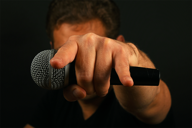 Karaoke-mic-drop-rock-singer